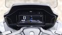 Palubní přístroje se nyní skládají z malého černobílého displeje a většího barevného. Přes aplikace ho lze propojit s mobilem a navigací. Palubní přístroje se nyní skládají z malého černobílého displeje a většího barevného. Přes aplikace ho lze propojit s mobilem a navigací.