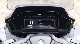 Palubní přístroje se nyní skládají z malého černobílého displeje a většího barevného. Přes aplikace ho lze propojit s mobilem a navigací. Palubní přístroje se nyní skládají z malého černobílého displeje a většího barevného. Přes aplikace ho lze propojit s mobilem a navigací.