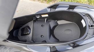 Úložný box pod sedlem má objem 45 litrů a vejdou se do něj dvě celoobličejové přilby Úložný box pod sedlem má objem 45 litrů a vejdou se do něj dvě celoobličejové přilby