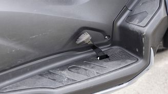 Aby bylo možné s velkým skútrem jezdit jen s papíry na auto, musí mít na pravé straně nožní brzdový pedál. Plocha pro nohy ale není zrovna největší, takže pedál překáží. Aby bylo možné s velkým skútrem jezdit jen s papíry na auto, musí mít na pravé straně nožní brzdový pedál. Plocha pro nohy ale není zrovna největší, takže pedál překáží.