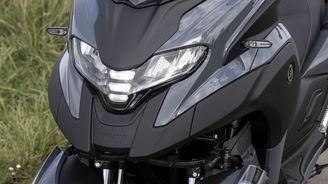 Při letošní modernizaci dostal skútr přepracovanou přední kapotáž se světlem a dozadu výhradně LED světla Při letošní modernizaci dostal skútr přepracovanou přední kapotáž se světlem a dozadu výhradně LED světla