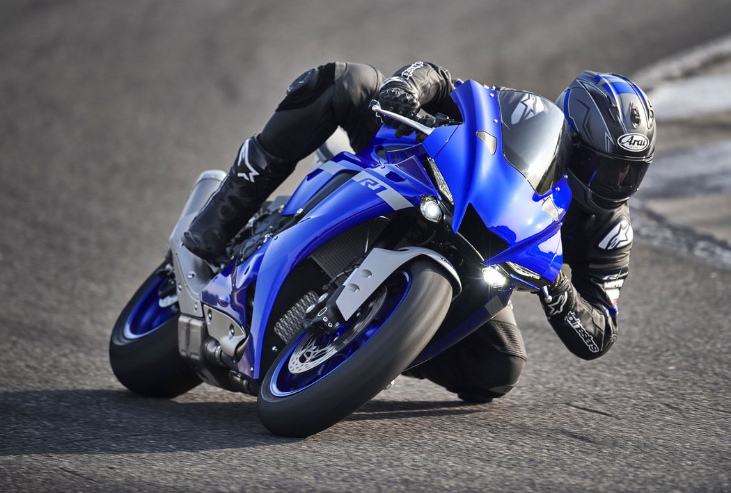 Yamaha YZF-R1 a YZF-R1M