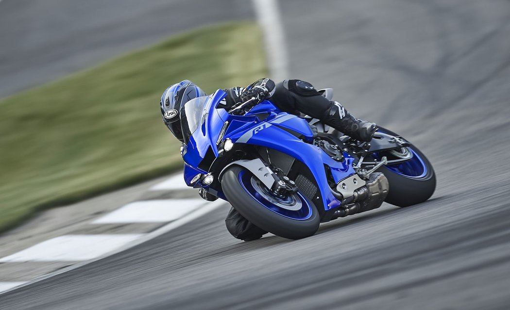 Yamaha YZF-R1 a YZF-R1M