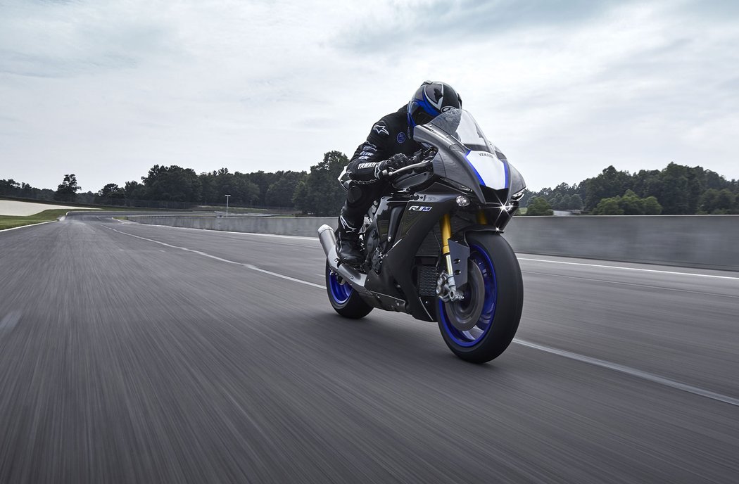 Yamaha YZF-R1 a YZF-R1M