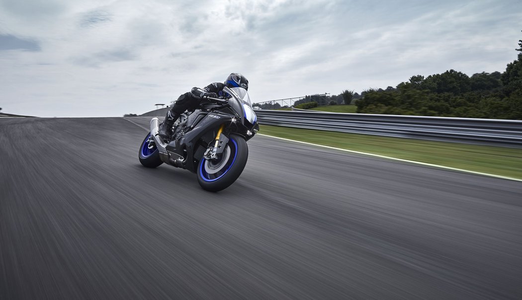 Yamaha YZF-R1 a YZF-R1M