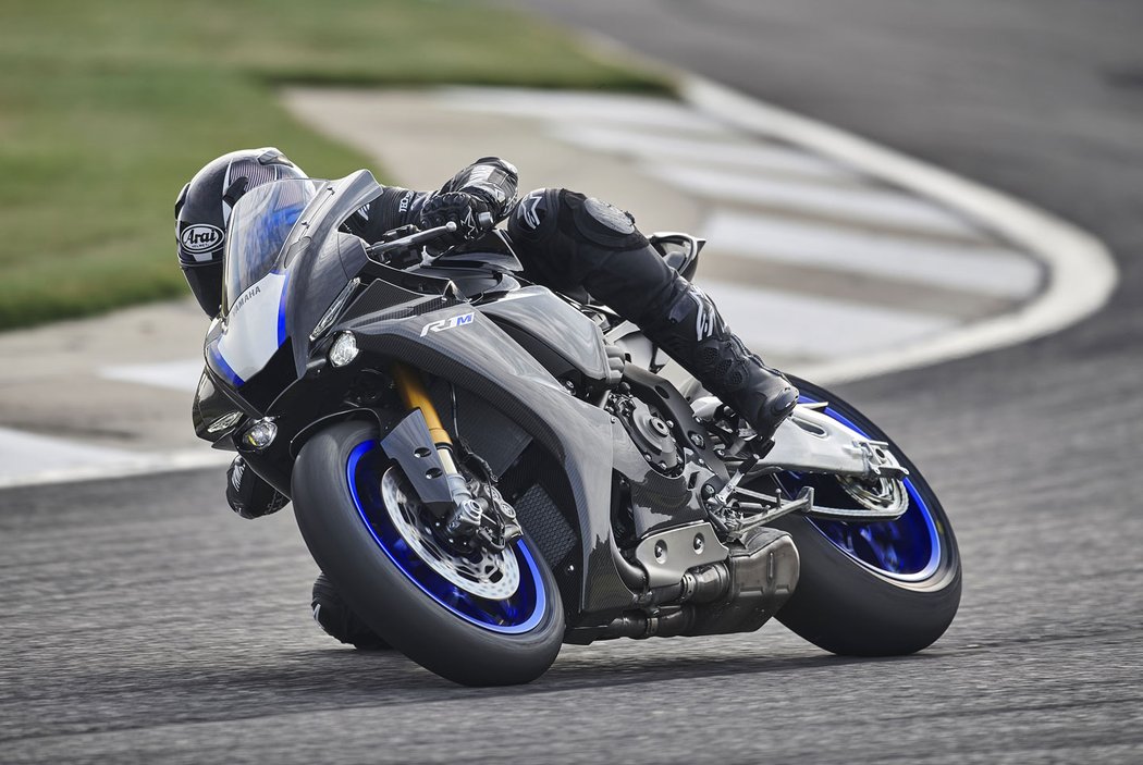 Yamaha YZF-R1 a YZF-R1M