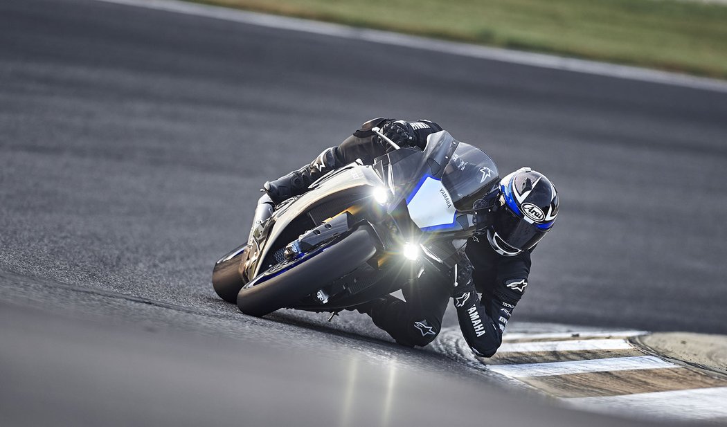 Yamaha YZF-R1 a YZF-R1M