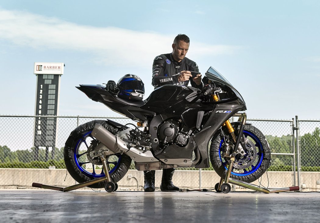 Yamaha YZF-R1 a YZF-R1M