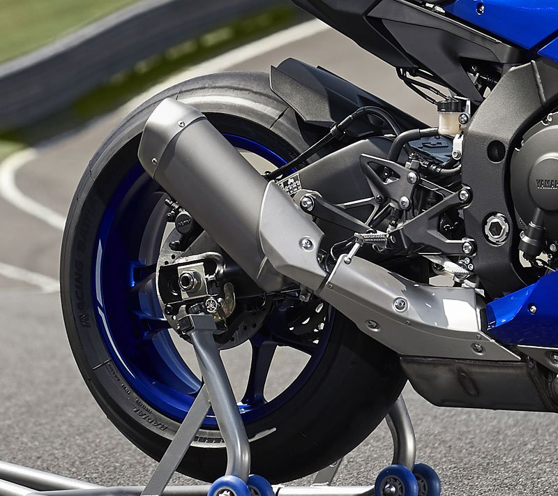 Yamaha YZF-R1 a YZF-R1M