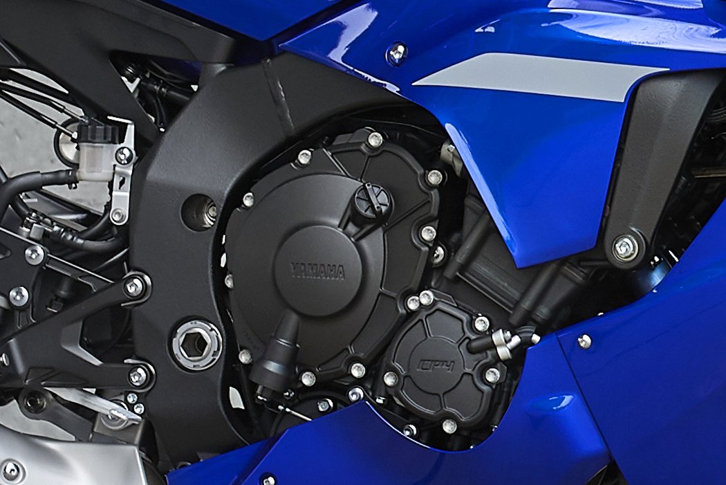 Yamaha YZF-R1 a YZF-R1M