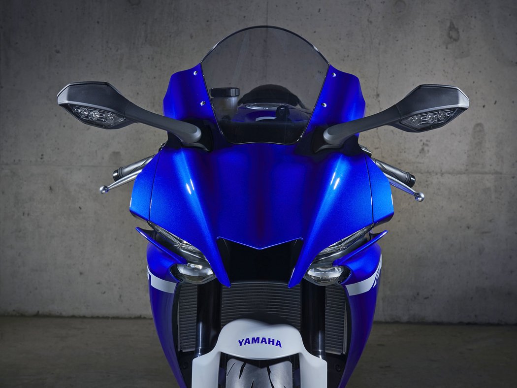 Yamaha YZF-R1 a YZF-R1M