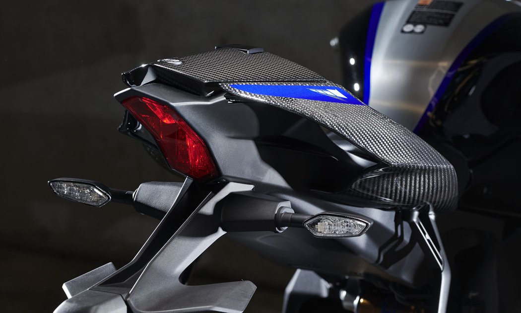 Yamaha YZF-R1 a YZF-R1M