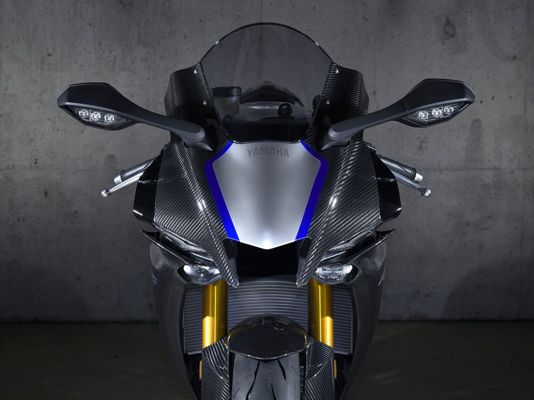 Yamaha YZF-R1 a YZF-R1M