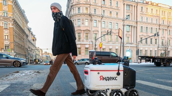 Doručovací robot Yandexu v ulicích Moskvy
