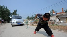 Yang (7) za sebou utáhne i bezmála dvoutunové auto