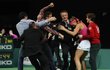 Belgická tenistka Wickmayerová v obklíčení agresorů.