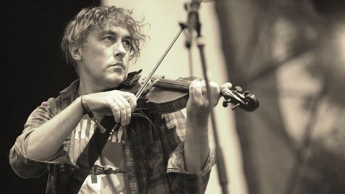 Yann Tiersen se do České republiky rád vrací. Letos vystoupil na festivalu Colours of Ostrava (viz foto) a dnes večer zahraje v pražském Lucerna Music Baru