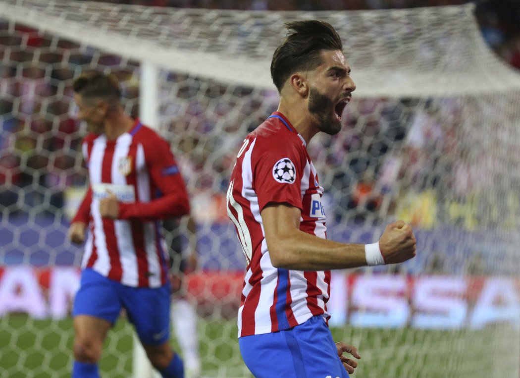 Záložník Atlétika Madrid Yannick Carrasco slaví gól proti Bayernu Mnichov