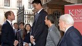Princ William se setkal s nejvyšším mužem světa Yao Mingem. A vypadal vedle něj jako trpaslík!