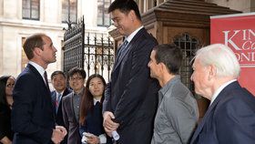 Princ William se setkal s nejvyšším mužem světa Yao Mingem. A vypadal vedle něj jako trpaslík!