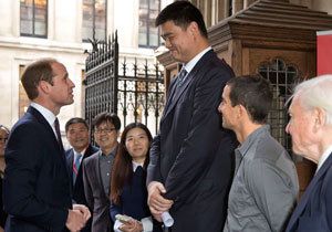 Princ William se setkal s nejvyšším mužem světa Yao Mingem.