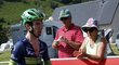 Cyklista Adam Yates musel kvůli kolizi s nafukovací bránou na šití