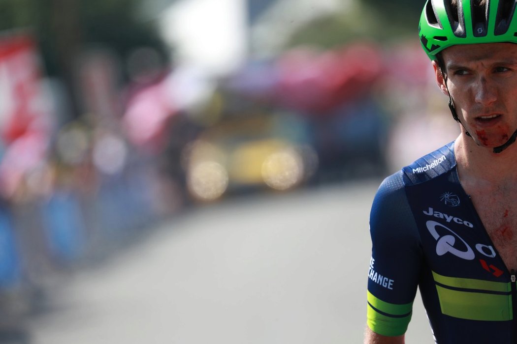 Cyklista Adam Yates musel kvůli kolizí s nafukovací bránou na šití