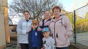 Maryna a Valentina Sharanovi prchli i s dětmi z válkou devastované Ukrajiny do Prahy. Přivezli si řadu traumat a úzkostí. Vzdor jim se Maryna do rodné vlasti vrátila, aby i s dětmi mohla být se svým manželem.