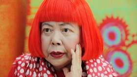 Zemřela japonská umělkyně Yayoi Kusama, pro jejiž tvoru byly typické výrazné barvy a nekonečné puntíky