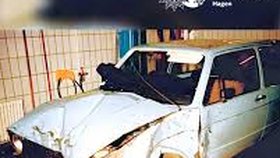 Našli ho v nabouraném autě, nahého a na místě spolujezdce s těžkým zraněním