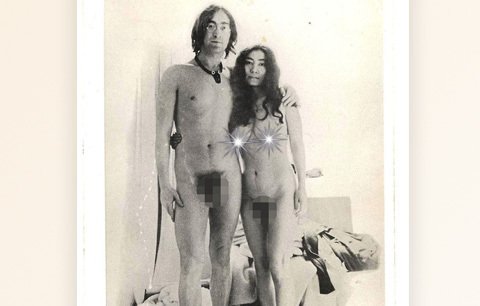 John Lennon a Yoko Ono zapózovali v roce 1968 nazí