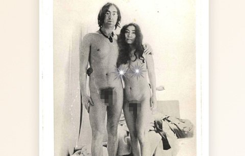 John Lennon a Yoko Ono zapózovali v roce 1968 nazí.