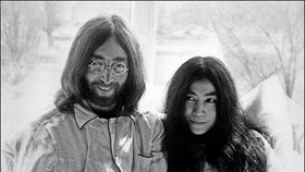 Manželé John Lennon a Yoko Ono