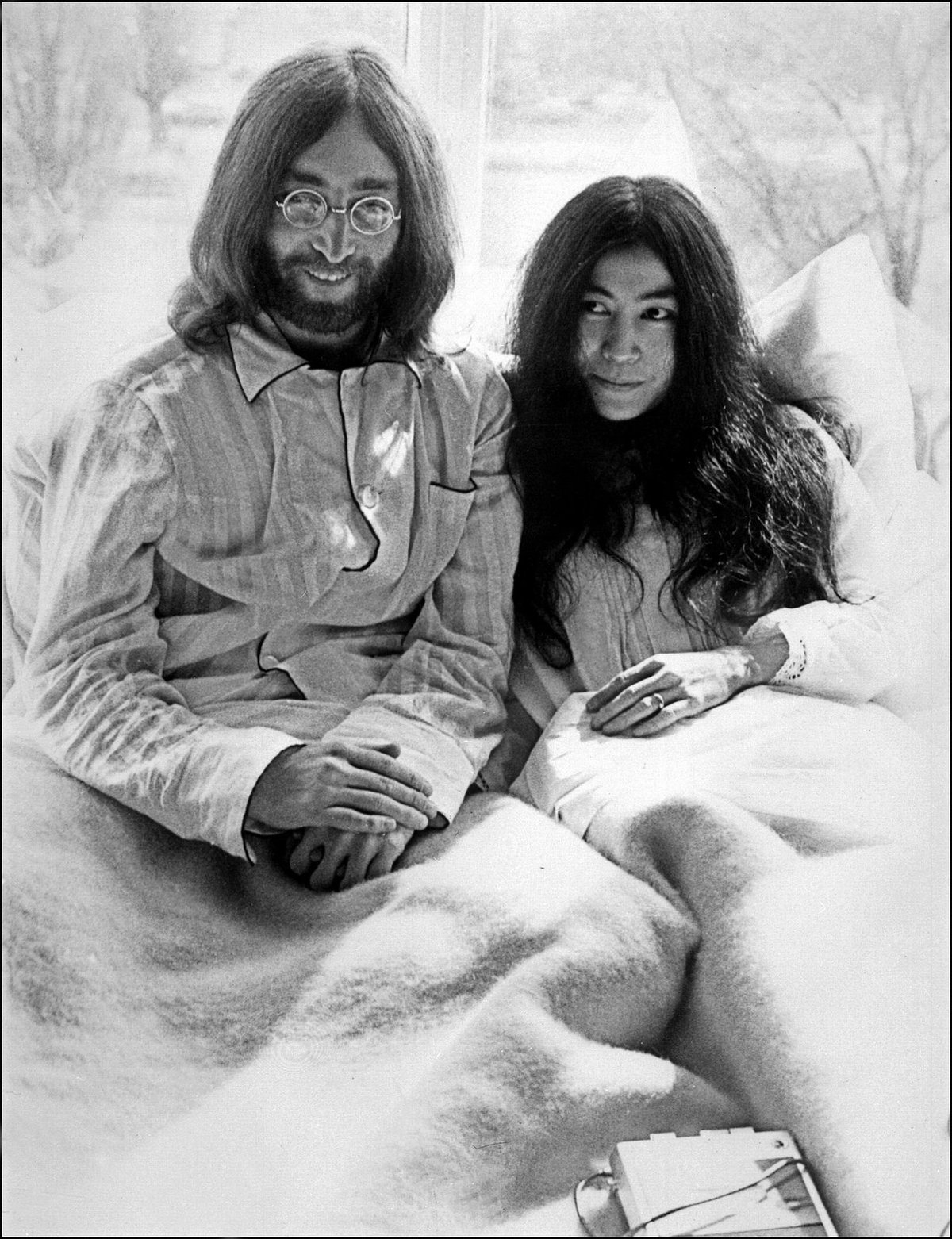 1969: Novomanželé strávili osm dní v posteli a vzývali mír.