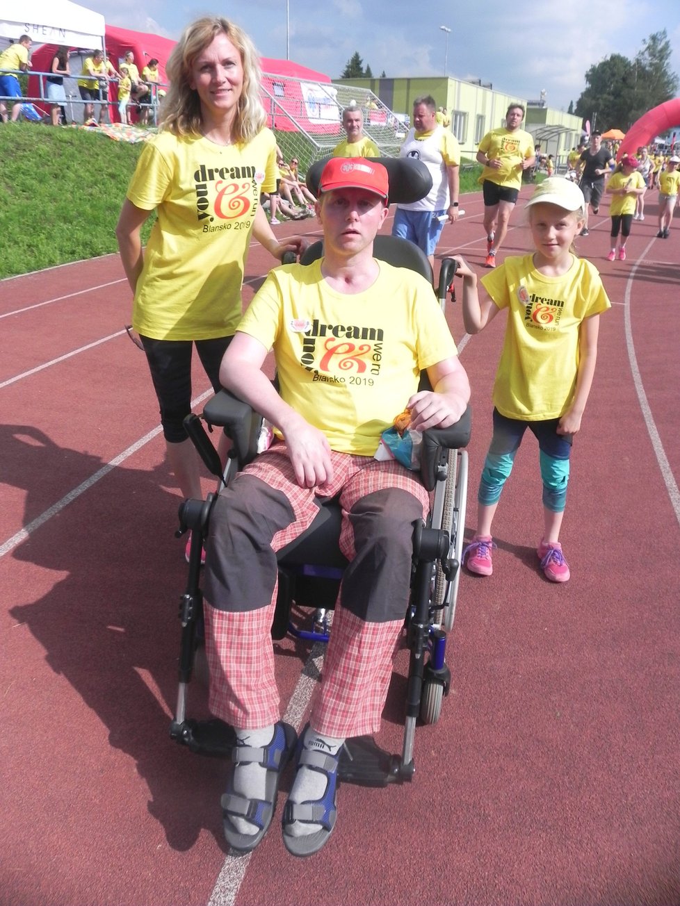 Ochrnutý záchranář Zdeněk Mikula na oválu blanenského atletického stadionu.