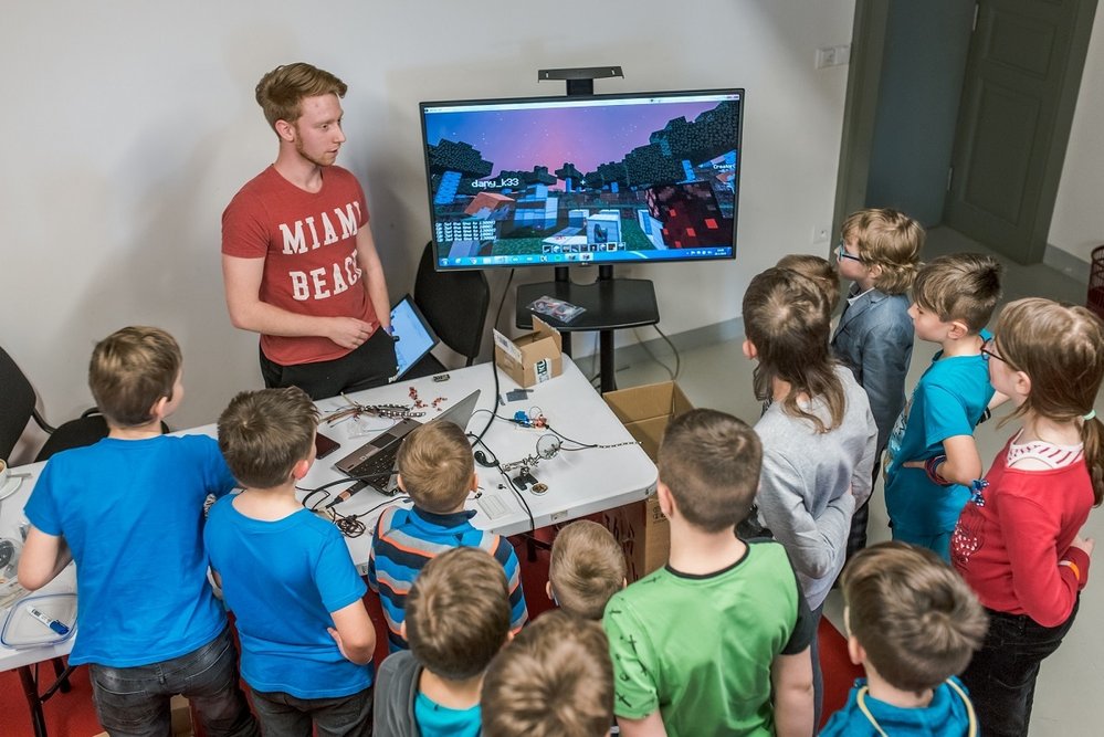 Na akci YoungHackers AimtecHackathon můžete naprogramovat robota z Lega a užít si Minecraft, únikovku ve virtuální realitě nebo robota Spota od Boston Dynamics