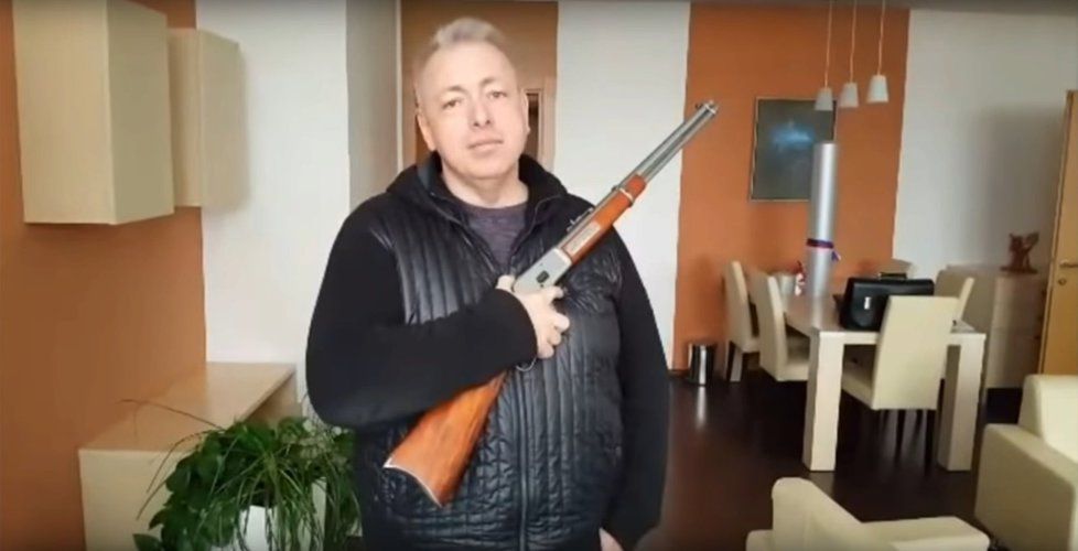 Chovanec podá ústavní zákon ke zbraním jako poslanecký návrh, opatření popsal ve videu na Youtube.