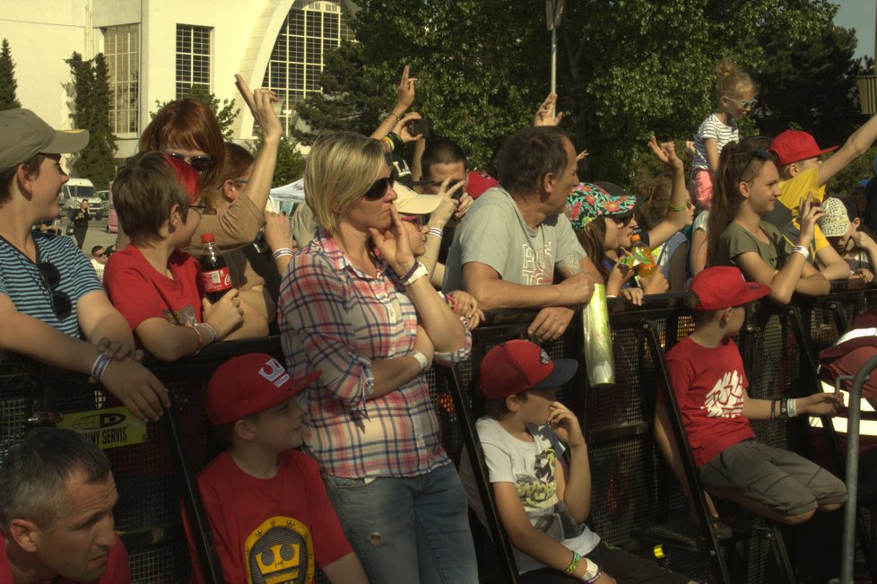 Festival Utubering je jediná akce svého druhu, na níž se TOP čeští a slovenští YouTubeři setkají tváří tvář se svými fanoušky.