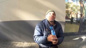 Youtuber nakrmil bezdomovce pastou na zuby. Půjde do vězení.