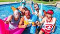 Pětice kamarádů z kanálu Dude Perfect (Coby Cotton, Cory Cotton, Garret Hilbert, Cody Jones a Tyler Toney) představují ve svých videích různé kaskadérské kousky a bláznivé hry. Jejich kanál odebírá přes 56 milionů lidí, celkem mají přes 13 miliard zhlédnutí a ročně si přijdou na 23 milionů dolarů (půl miliardy korun). Pětice kamarádů z kanálu Dude Perfect (Coby Cotton, Cory Cotton, Garret Hilbert, Cody Jones a Tyler Toney) představují ve svých videích různé kaskadérské kousky a bláznivé hry. Jejich kanál odebírá přes 56 milionů lidí, celkem mají přes 13 miliard zhlédnutí a ročně si přijdou na 23 milionů dolarů (půl miliardy korun).
