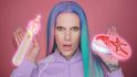 Youtuber Jeffree Star (nar. 1985) aka Jeremiah Starfish je králem vizáže a jeho videa se tak týkají především kosmetiky a jiných zkrášlujících produktů. I přes kontroverze v podobě dřívějšího rasistického chování a obvinění ze sexuálního obtěžování jeho kanál odebírá přes 16 milionů lidí a ročně si připíše přibližně 15 milionů dolarů (327 mil. Kč).