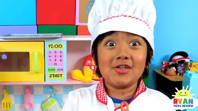 Americký youtuber Ryan Kaji (nar. 2011) dělá recenze hraček a věcí pro děti. Jeho kanál odebírá přes 30 milionů lidí, celkem má přes 62 miliard shlédnutí a ročně si přijde až na 30 milionů dolarů (655 mil. Kč).