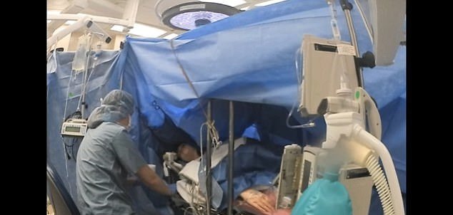 Youtuberce Courtney Elizabeth Warner našli nádor na mozku. Celou operaci natočila a uveřejnila.