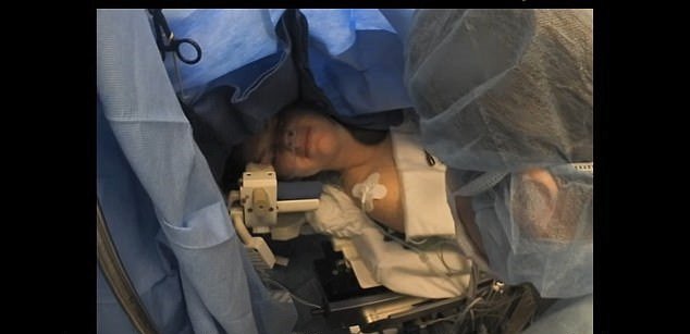 Youtuberce Courtney Elizabeth Warner našli nádor na mozku. Celou operaci natočila a uveřejnila.