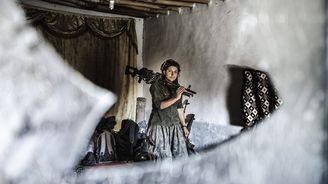 Tyto ženy a dívky vzaly do ruky zbraň, aby bojovaly proti Islámskému státu. Tisíce Kurdek už v boji padly