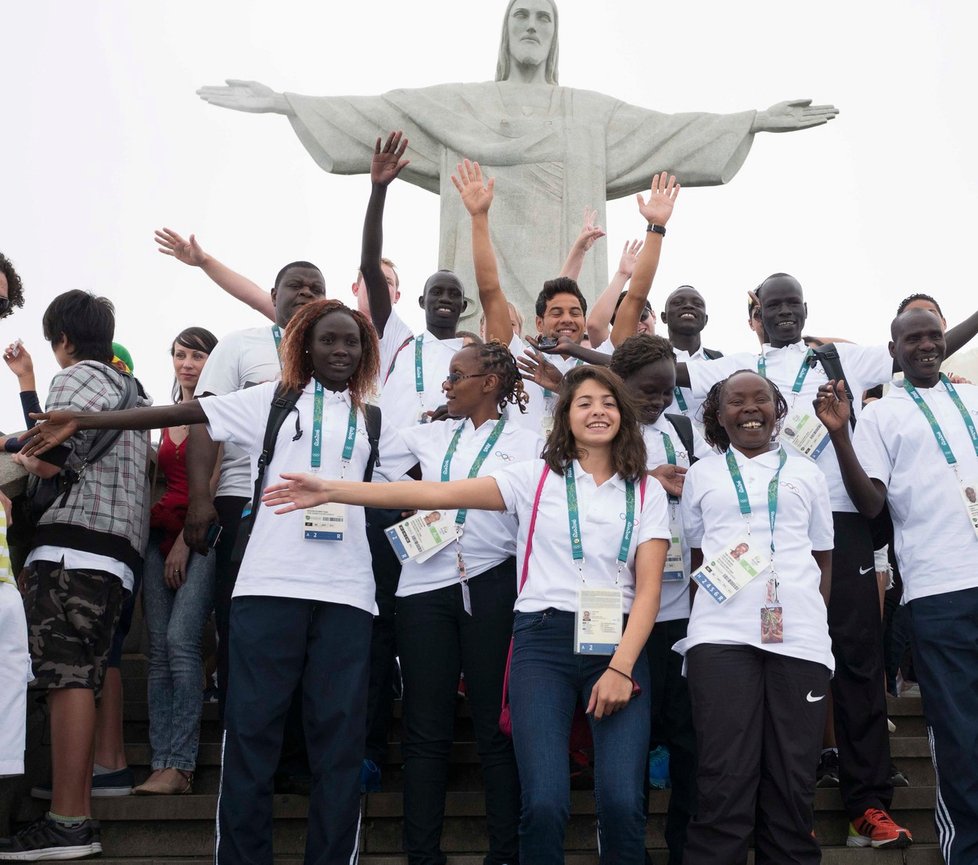Syřanka Yusra na olympiádě v Riu de Janeiro spolu s dalšími členy uprchlické výpravy