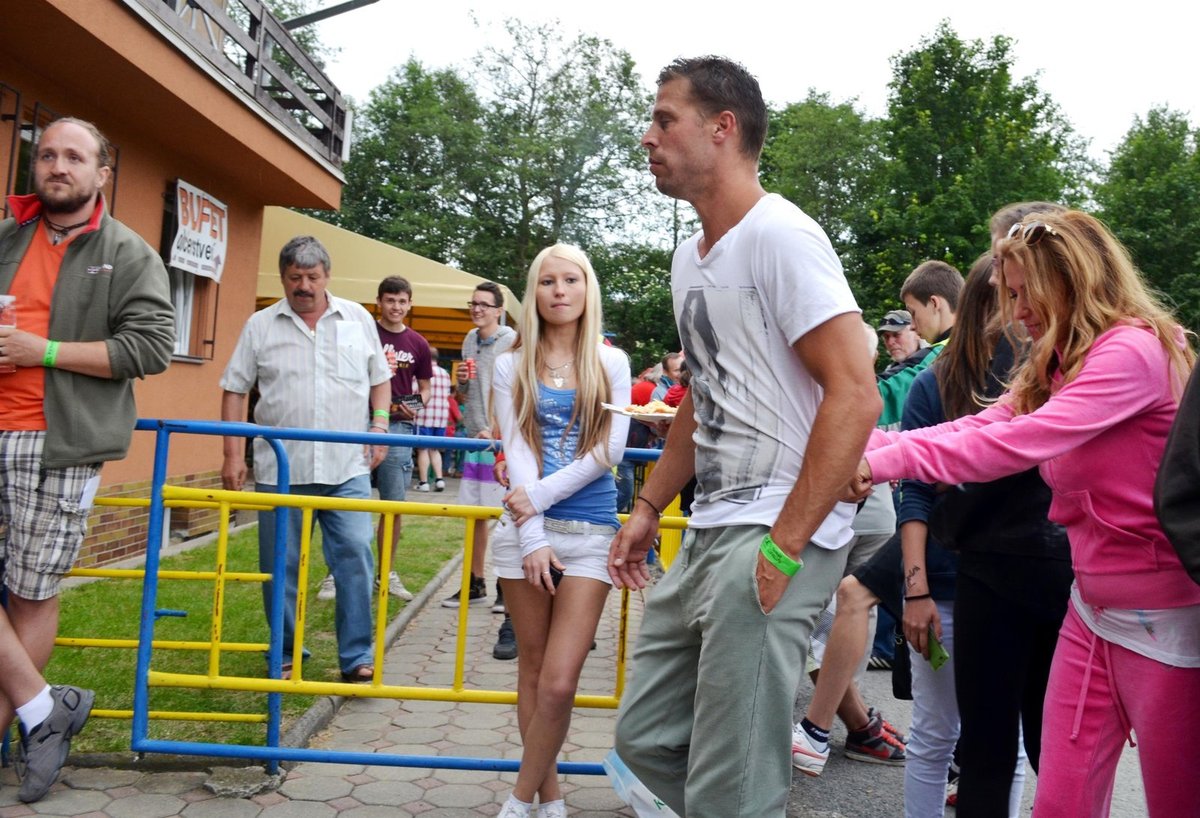 Důkaz, jak Yvetta po Šírlovi jela. V růžové teplákovce se ho držela jako klíště...