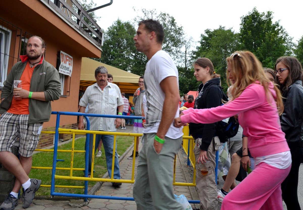 Důkaz, jak Yvetta po Šírlovi jela. V růžové teplákovce se ho držela jako klíště...