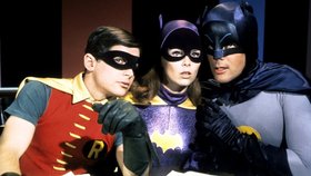 Herečka Yvonne Craig v roli Batgirl v kultovním seriálu Batman.