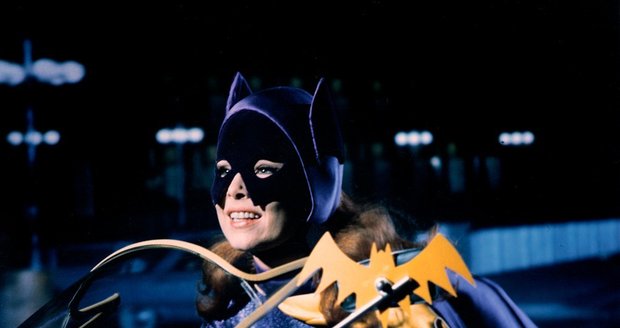 Herečka Yvonne Craig v roli Batgirl v kultovním seriálu Batman.